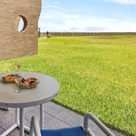 Ground Floor Beachfront Beauty! Steps To The Beach And Pool South Padre Island Værelse billede