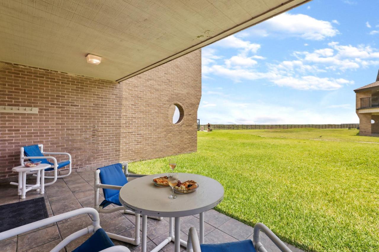Ground Floor Beachfront Beauty! Steps To The Beach And Pool South Padre Island Eksteriør billede