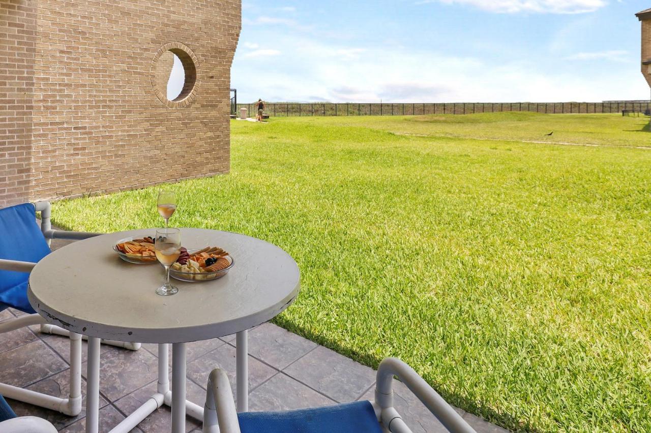 Ground Floor Beachfront Beauty! Steps To The Beach And Pool South Padre Island Eksteriør billede