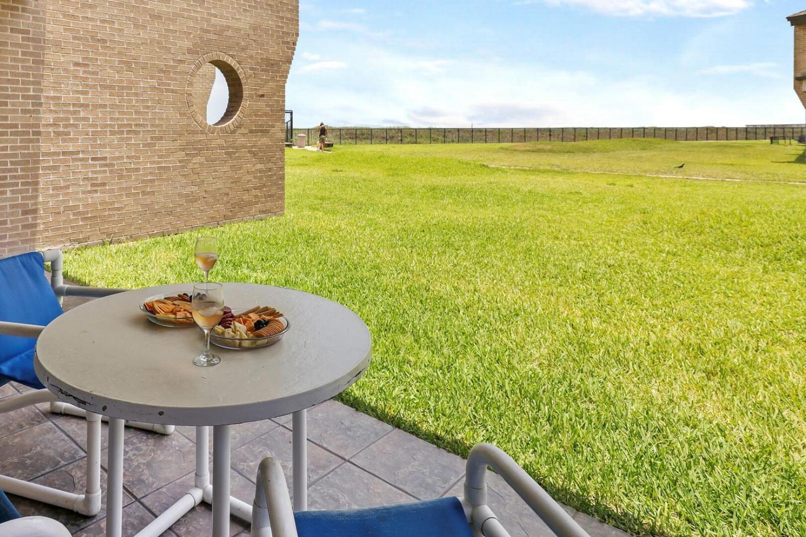 Ground Floor Beachfront Beauty! Steps To The Beach And Pool South Padre Island Værelse billede