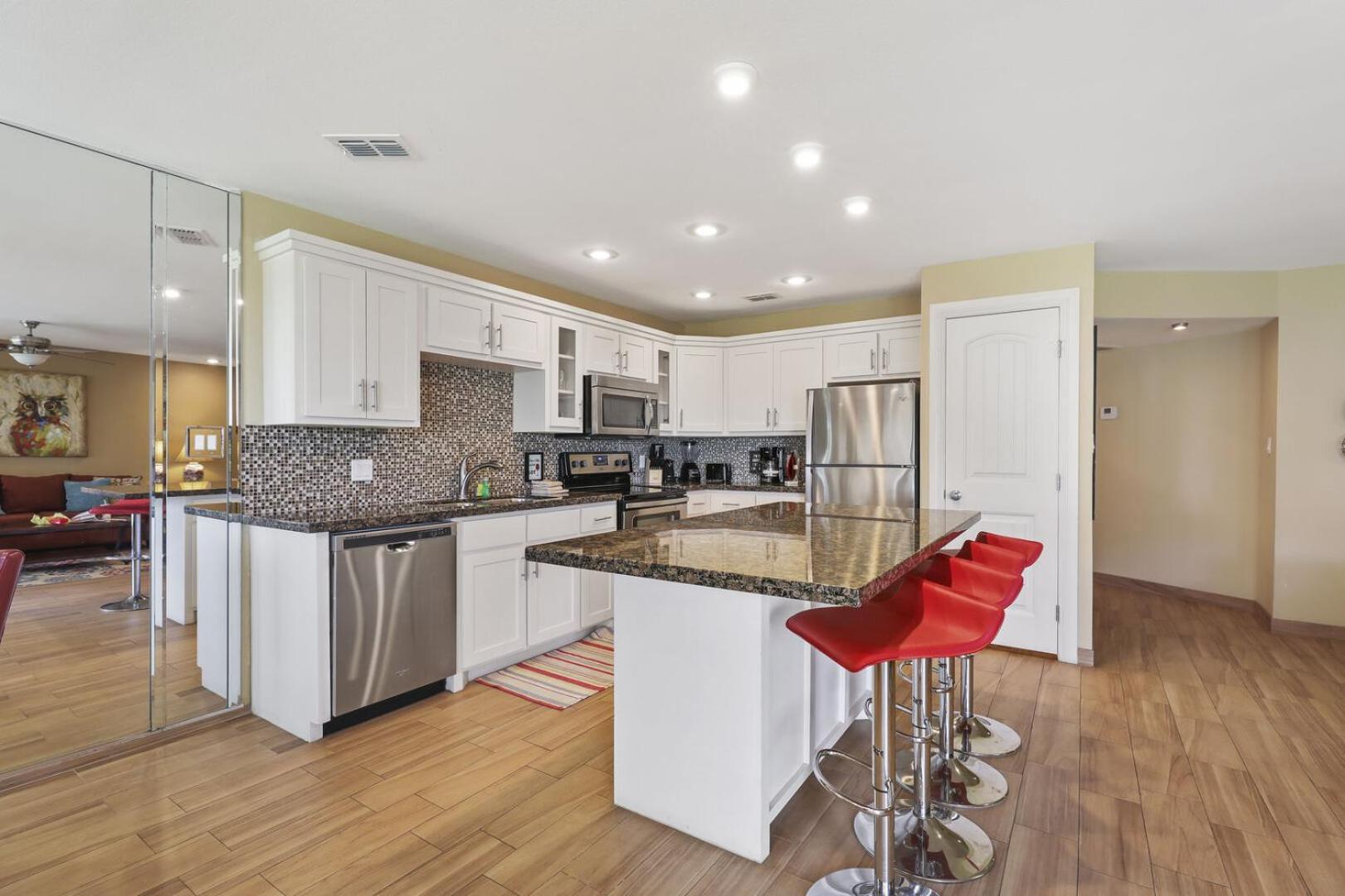 Ground Floor Beachfront Beauty! Steps To The Beach And Pool South Padre Island Værelse billede