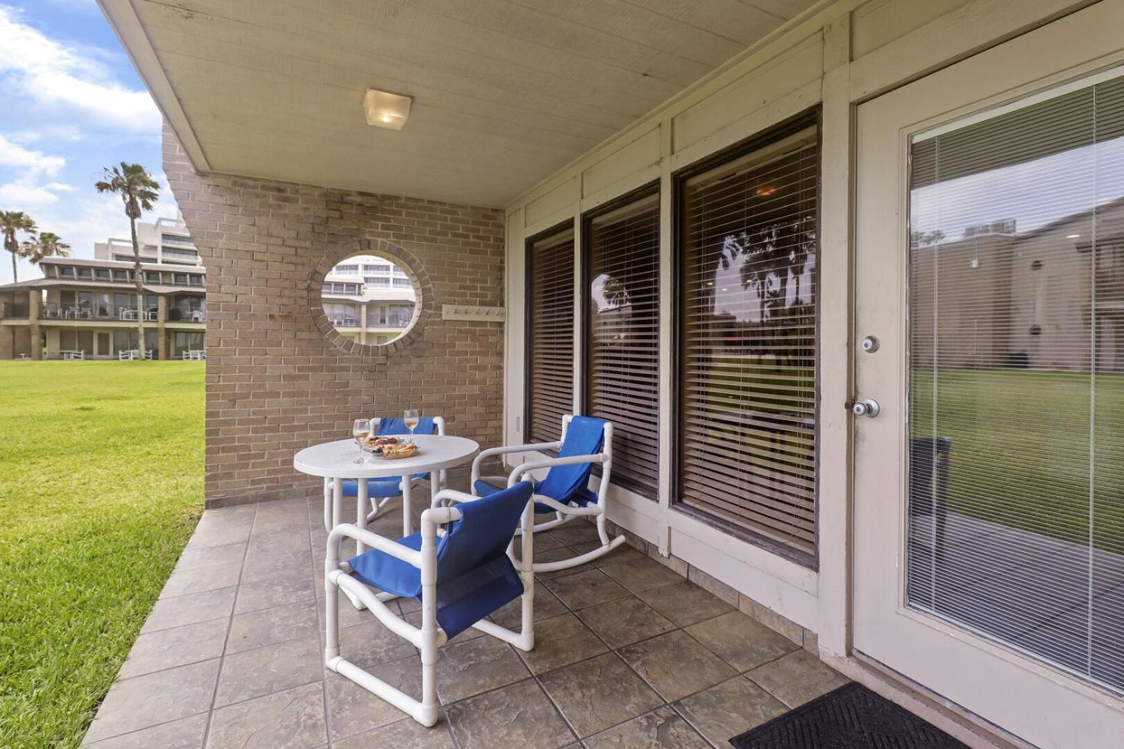 Ground Floor Beachfront Beauty! Steps To The Beach And Pool South Padre Island Værelse billede