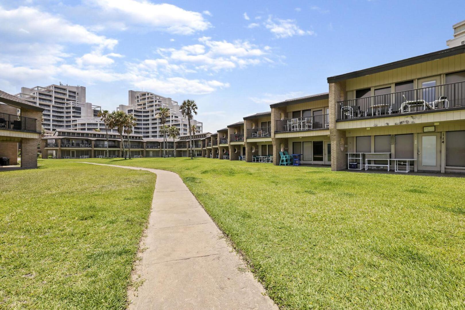 Ground Floor Beachfront Beauty! Steps To The Beach And Pool South Padre Island Værelse billede